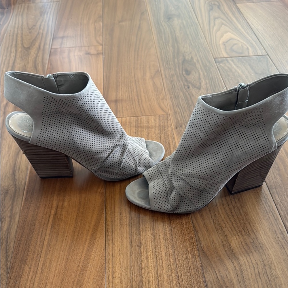 Vince Camuto Women's Gray Peep-Toe Block Heel Shoes